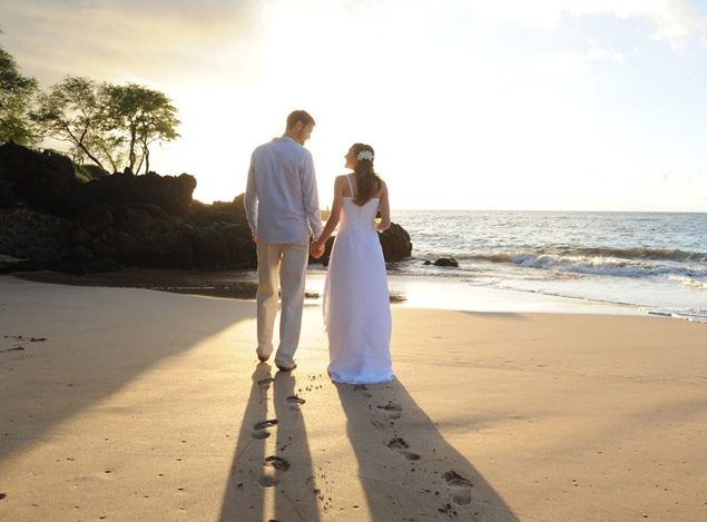 Couple getting married on the beach in Maui